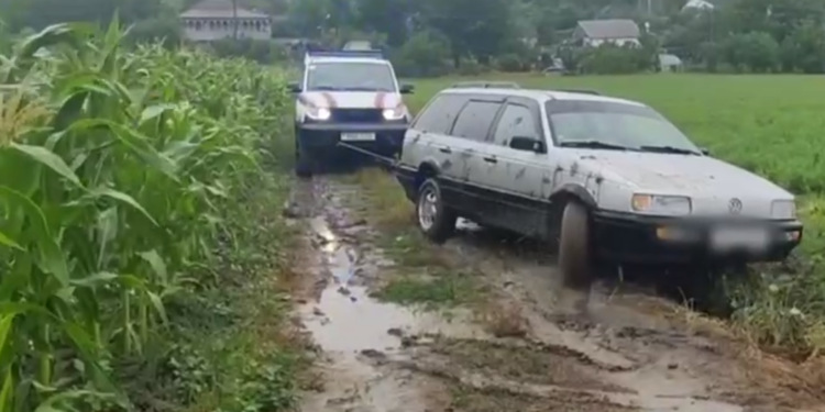 Ploile și vijelia au făcut ravagii în stânga Nistrului: Mașini blocate în nămol, copaci rupți și acoperișuri distruse