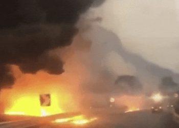 Autostradă cuprinsă de flăcări, în Sicilia. Incendiile de vegetație se răspândesc în sudul Italiei