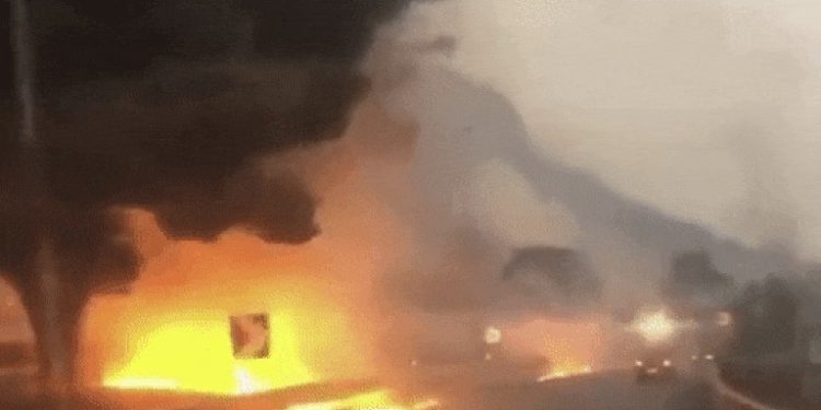 Autostradă cuprinsă de flăcări, în Sicilia. Incendiile de vegetație se răspândesc în sudul Italiei