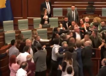 Bătaie generală în parlamentul din Kosovo, după ce un deputat a aruncat cu apă în premier