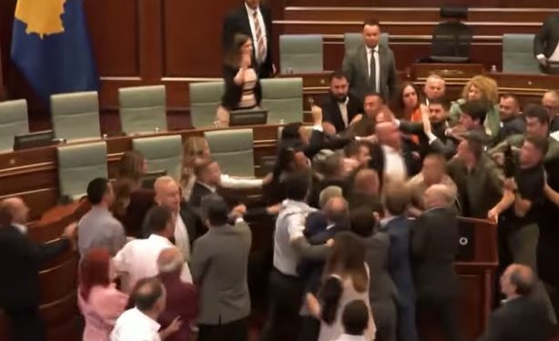 Bătaie generală în parlamentul din Kosovo, după ce un deputat a aruncat cu apă în premier