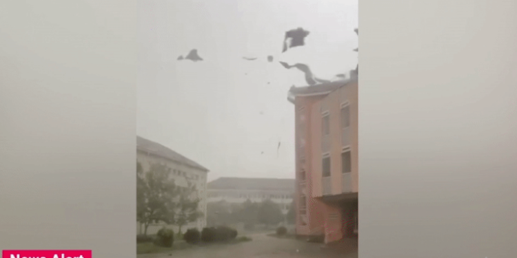 România: „Doamne ferește! 4 minute a durat totul”. Furtunile au făcut ravagii în țară. Vântul a avut și 100 de km/h