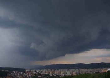 Recomandările salvatorilor, în contextul furtunilor prognozate: „Nu ieșiți din casă și evitați arborii și pilonii electrici”