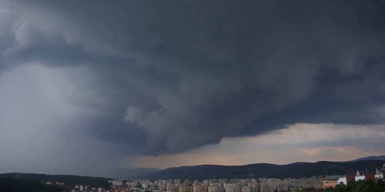 Recomandările salvatorilor, în contextul furtunilor prognozate: „Nu ieșiți din casă și evitați arborii și pilonii electrici”