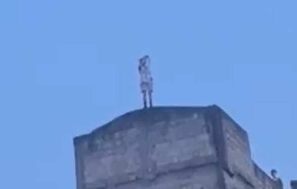 „Echipajul a sosit după 35 de minute, pe acoperiș nu mai era nimeni”. Ce spune poliția despre minorii care se jucau pe o clădire părăsită din capitală | VIDEO