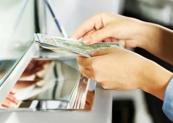 Moldovenii vor putea schimba bani fără buletin doar dacă suma nu depășește 10 mii de lei: Noile reguli, în vigoare din 1 iulie | VIDEO