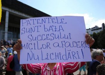 Noi proteste organizate de patentari. După ce au exclamat „rușine” în fața Guvernului, au mers la Oficiul Avocatului Poporului | VIDEO