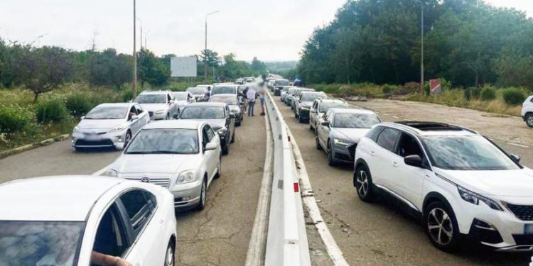 Trafic infernal la vama Leușeni — Albița, ieșire din RM: Pentru ce alte puncte de trecere să optezi