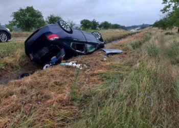 Două tinere, spitalizate, după ce automobilul cu care se deplasau a derapat de pe carosabil și s-a răsturnat, la Nisporeni