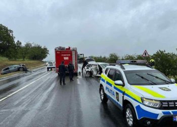 Un Nissan a ajuns într-un şanț, după ce a fost lovit puternic de un BMW: Patru persoane, printre care 2 copii, spitalizate | FOTO