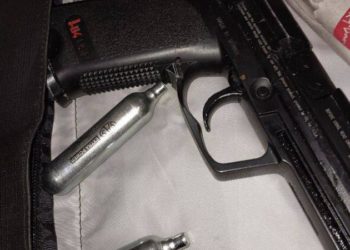 A vrut să treacă frontiera cu o armă: Un pistol cu încărcător și 2 balonașe, descoperite de vameși la o cetățeancă a Ucrainei