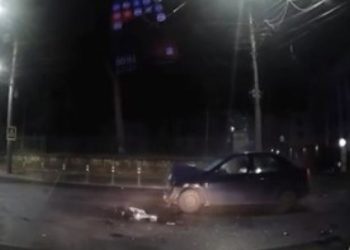Momentul accidentului din centrul capitalei, dintre două automobile, a fost surprins de o cameră de bord