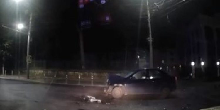 Momentul accidentului din centrul capitalei, dintre două automobile, a fost surprins de o cameră de bord