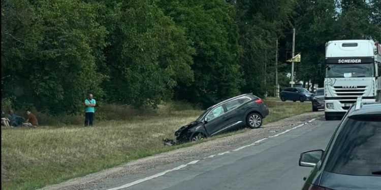 Accident violent în capitală: Un Renault a ajuns într-un șanț după ce s-a lovit cu o Toyota