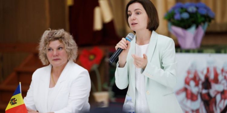 Discuții aprinse în nordul țării dintre cetățeni și șefa statului: „Dacă va fi război, mata prima vei lua avionul și vei fugi din țară!” Ce-i răspunde Maia Sandu | VIDEO