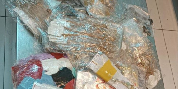 Haine, ceasuri, și bijuterii, depistate la vamă: Un moldovean, documentat