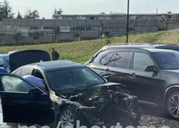 A ars ca o torță: Un BMW, mistuit de flăcări pe o stradă din capitală | VIDEO