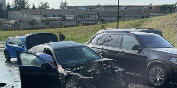 A ars ca o torță: Un BMW, mistuit de flăcări pe o stradă din capitală | VIDEO