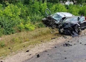 O persoană a decedat, iar altele trei, rănite, după ce două mașini s-au lovit frontal la Drochia | FOTO