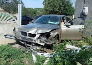 A intrat cu BMW-ul în curtea Poliției de Frontieră de la Cahul, prin gard: Șoferul de 22 de ani ar fi avut viteză excesivă