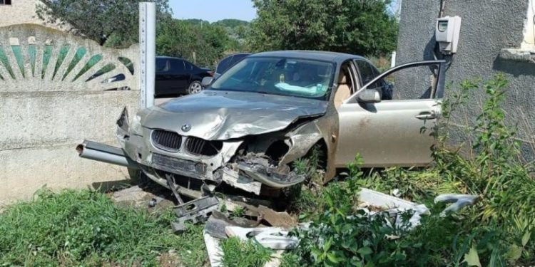 A intrat cu BMW-ul în curtea Poliției de Frontieră de la Cahul, prin gard: Șoferul de 22 de ani ar fi avut viteză excesivă