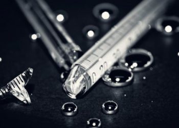 Păstra acasă 10 kg de mercur „pentru a-l utiliza în scop personal”: Un bărbat a predat substanța polițiștilor, după 34 de ani de când a însușit-o