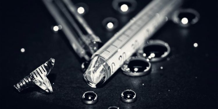 Păstra acasă 10 kg de mercur „pentru a-l utiliza în scop personal”: Un bărbat a predat substanța polițiștilor, după 34 de ani de când a însușit-o