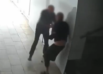 Un bărbat, atacat și lăsat fără bani și telefon într-un pasaj subteran din capitală: Momentul, surprins de camerele din preajmă | VIDEO