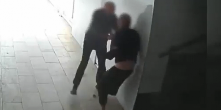 Un bărbat, atacat și lăsat fără bani și telefon într-un pasaj subteran din capitală: Momentul, surprins de camerele din preajmă | VIDEO