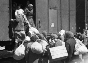 74 de ani de la cel mai mare val de deportări staliniste din Basarabia: Politicieni și rude ale celor evacuați cu forța au depus flori și au ținut un minut de reculegere | VIDEO