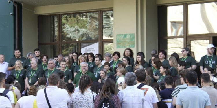 Start admitere 2023: Sute de absolvenți au invadat holurile universităților pentru a depune actele de intrare | VIDEO
