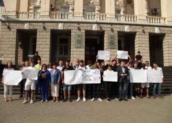 Flashmob în fața Ministerului de Interne: Înainte ca Recean să anunțe plecarea a trei miniștri, membrii CUB au cerut demisia Anei Revenco și a lui Rosian Vasiloi | VIDEO