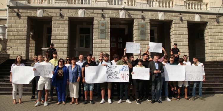 Flashmob în fața Ministerului de Interne: Înainte ca Recean să anunțe plecarea a trei miniștri, membrii CUB au cerut demisia Anei Revenco și a lui Rosian Vasiloi | VIDEO