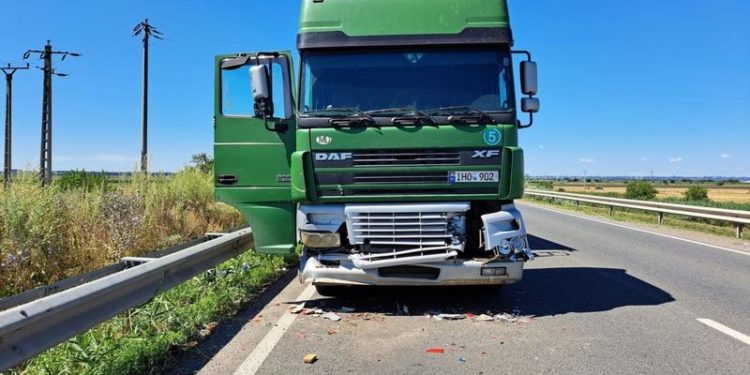 România: De la ceartă, la moarte. Un ucrainean s-a izbit cu mașina într-un TIR moldovenesc, după ce și-a înjunghiat soția