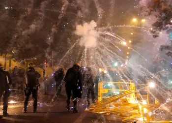 A patra noapte de proteste violente din Franța: 1.000 de persoane au fost arestate și zeci de polițiști răniți