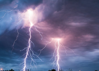 Ploile fac ravagii în România: Doi fraţi au murit după ce au fost loviţi de fulger | VIDEO