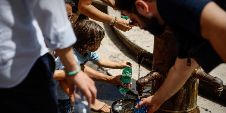 Аномальная жара во многих регионах Европы: В Греции потерпел крушение самолет, в Палермо из-за лесных пожаров закрыли аэропорт | VIDEO