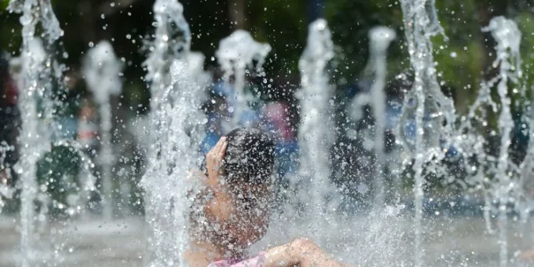 Cod galben de caniculă, cu temperaturi de până la 37 de grade Celsius. Specialiștii recomandă să nu ieşim afară în miezul zilei | VIDEO