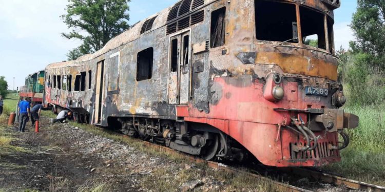 CFM despre incendiul de la Ungheni: Mecanicii-mașiniști au detașat vagonul incendiat de restul trenului, prevenind răspândirea focului | VIDEO