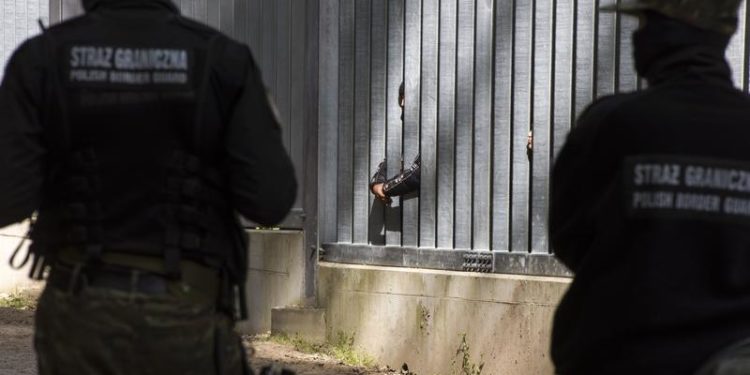 Polonia trimite 500 de polițiști antitero la granița cu Belarus. Care e motivul