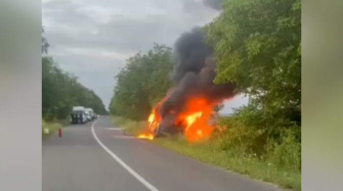 В Бричанском районе загорелся автомобиль Пограничной полиции | VIDEO
