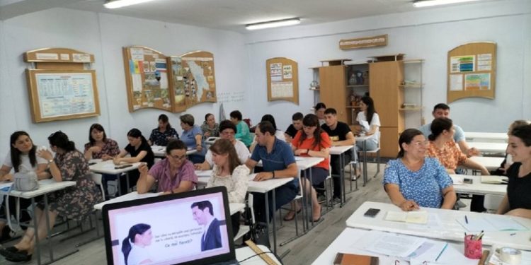 S-a dat start cursurilor de limbă română: Circa 2500 de persoane participă la prima etapă de instruire