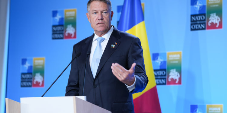 Klaus Iohannis afirmă că apropierea R. Moldova de NATO poate fi pusă în discuție când Chișinăul va decide să schimbe statutul de neutralitate din Constituție