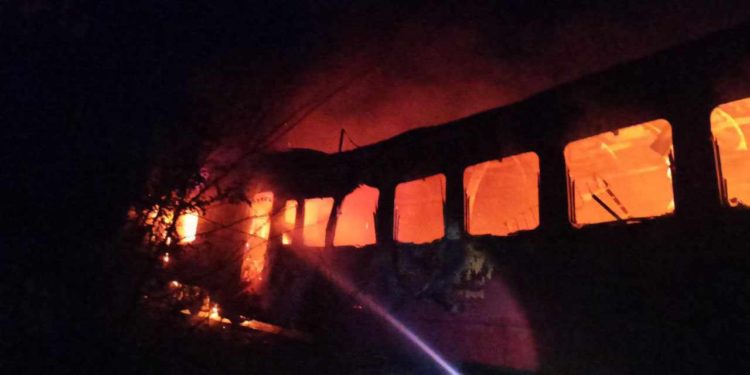 Pompierii, în alertă la Ungheni: O locomotivă a luat foc în această noapte