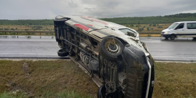 Nu a adaptat viteza la condițiile meteo. Șoferul unui microbuz a ajuns cu vehicul în șanț, la Bilicenii Vechi | VIDEO