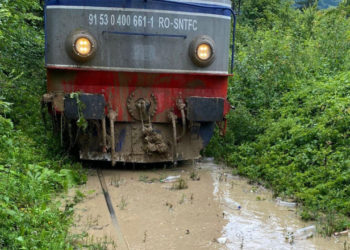 România: Trenuri blocate în Suceava, după ce linia de cale ferată a fost acoperită de apă, nisip și pietriș