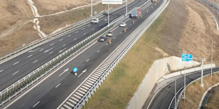 România: Alunecare de teren masivă în apropiere de autostrada A10 Sebeș-Turda . O bucată din deal riscă să ajungă peste șosea