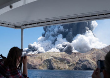 „Ca un cuptor, dar de 1.000 de ori mai rău”. Momentele de groază descrise de turiștii surprinși de erupția vulcanului Insula Albă