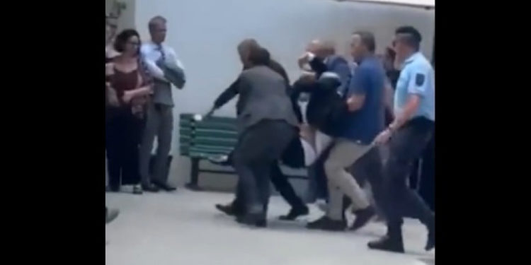 „Nu mor eu din asta”. Momentul în care președintele Portugaliei este luat pe sus și dus la spital după ce a leșinat