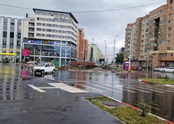 România: Un Matiz a fost luat pe sus de vânt, în Sibiu. Mașina a ajuns într-un sens giratoriu